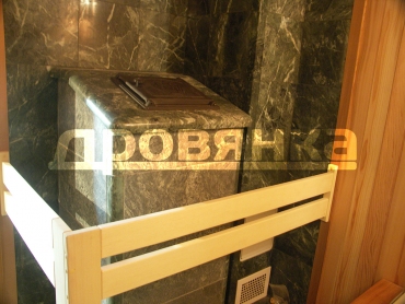 Дровяная печь в облицовке из змеевика